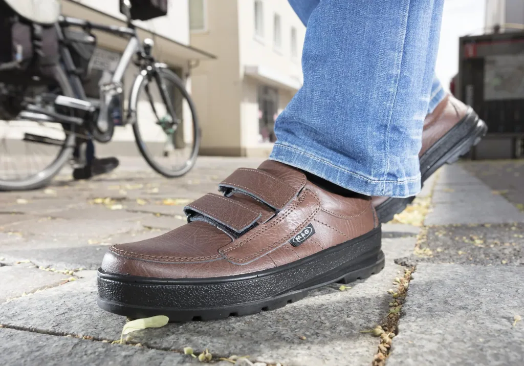 Freizeit- u. Wanderschuh mit Klettverschluss, Farbe braun, Gr. 40