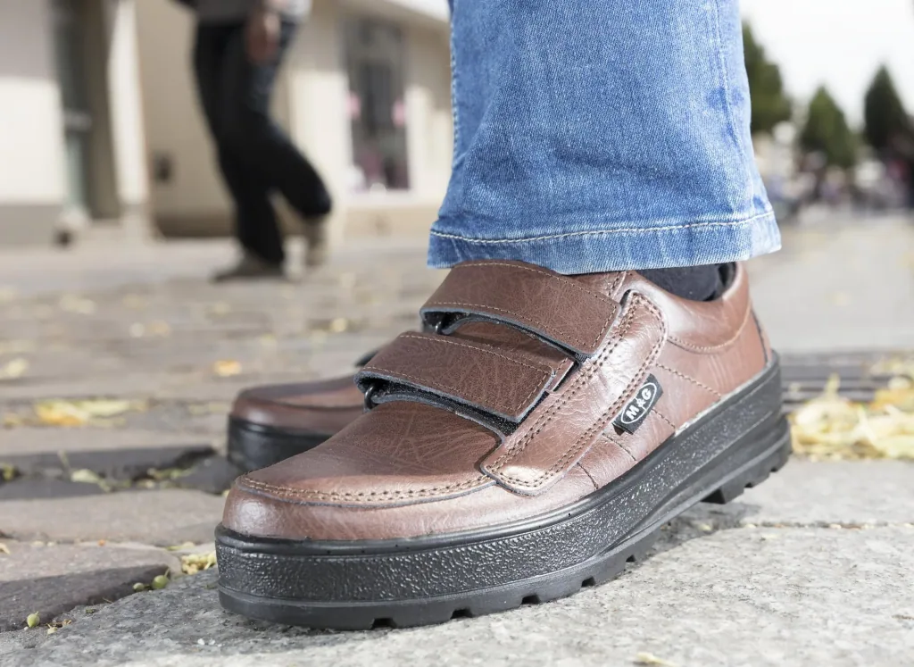 Freizeit- u. Wanderschuh mit Klettverschluss, Farbe braun, Gr. 40