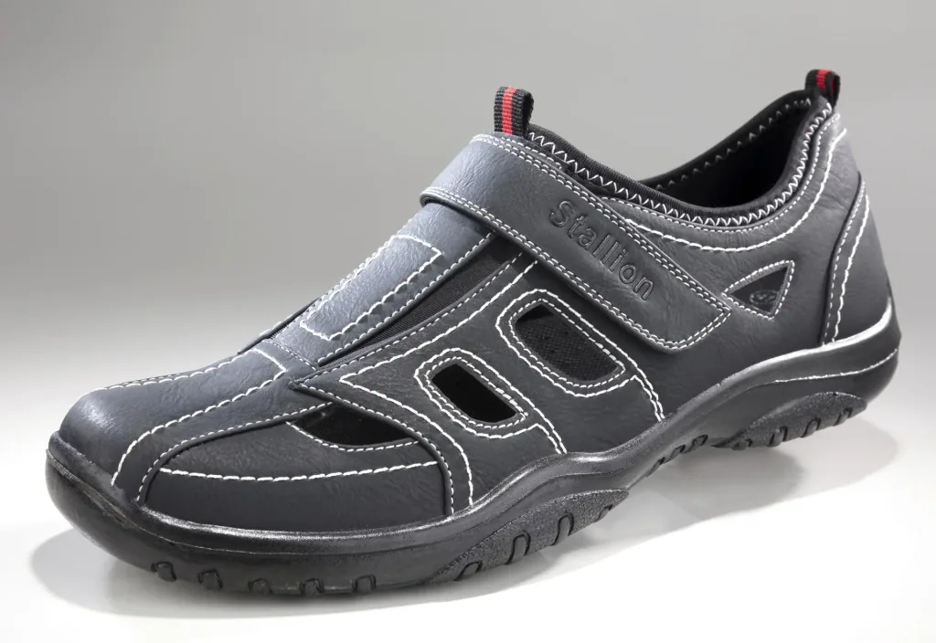 Slipper mit Klimazonen und Klettverschluss, Farbe schwarz, Gr.41