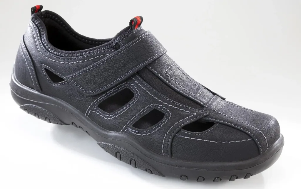 Slipper mit Klimazonen und Klettverschluss, Farbe schwarz, Gr.41