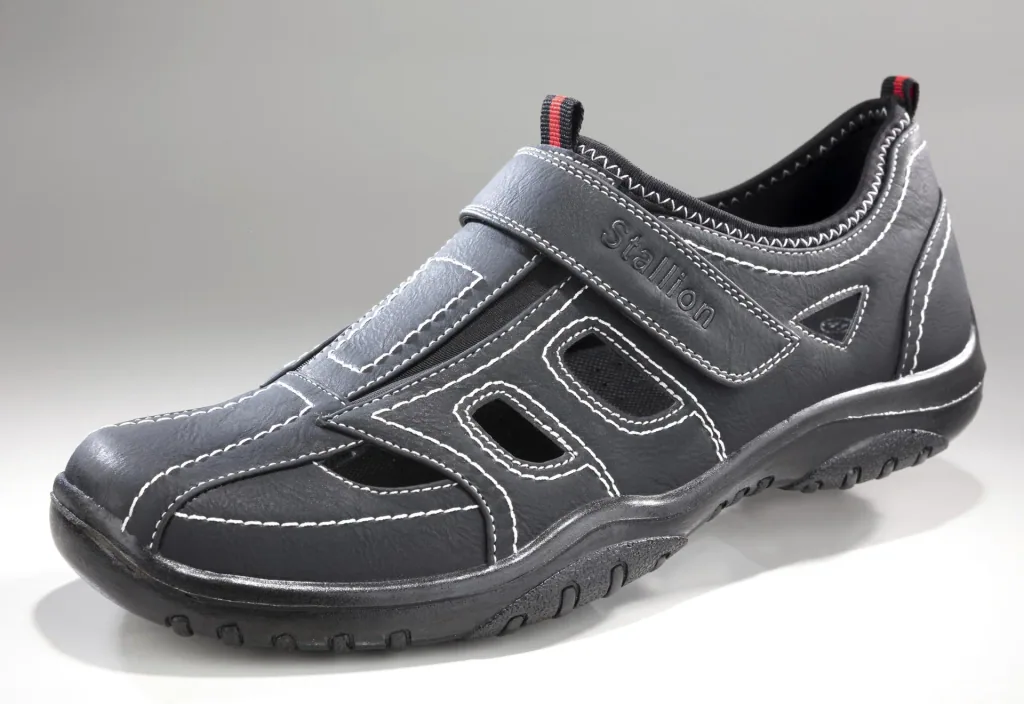 Slipper mit Klimazonen und Klettvschluss, Farbe schwarz, Gr.44