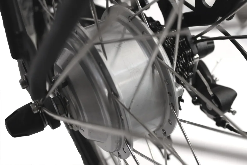 Herren Trekking E-Bike, 28 Zoll, Rahmenhöhe 50 cm, 7-Gang Kettenschaltung, Silber matt, Eifel