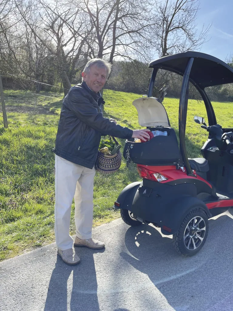 E-Kompaktroller "Lucca Trio" - 25 km/h - Wind und wettersicher, rot