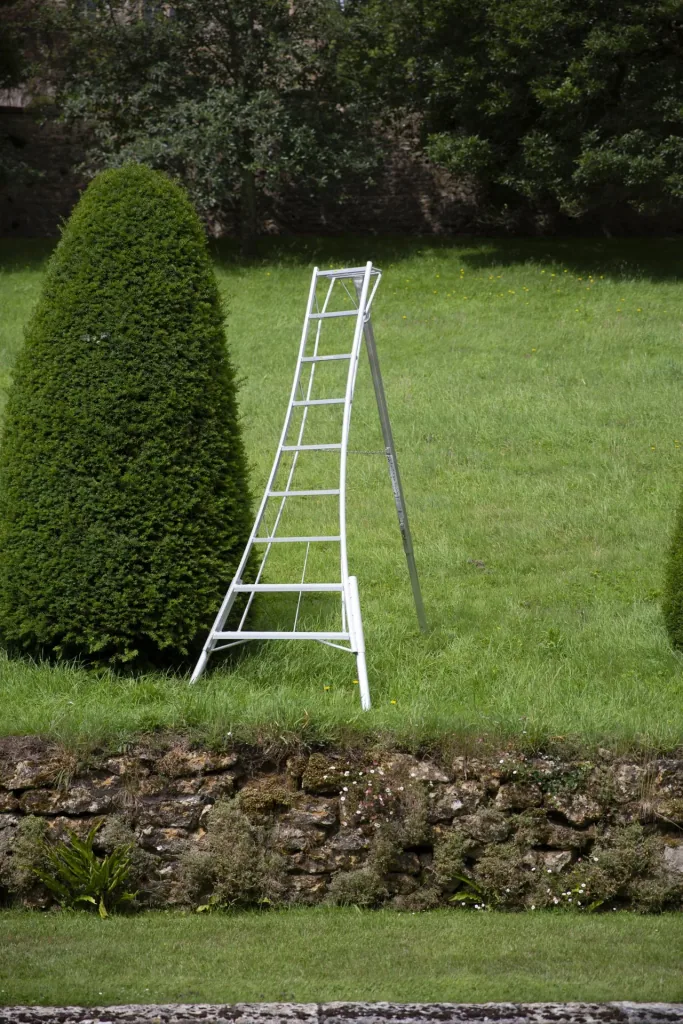 Niwaki Dreibein-Gartenleiter 3-Holm 140×226,5×301 cm Aluminium Silber – höhenverstellbares Standbein