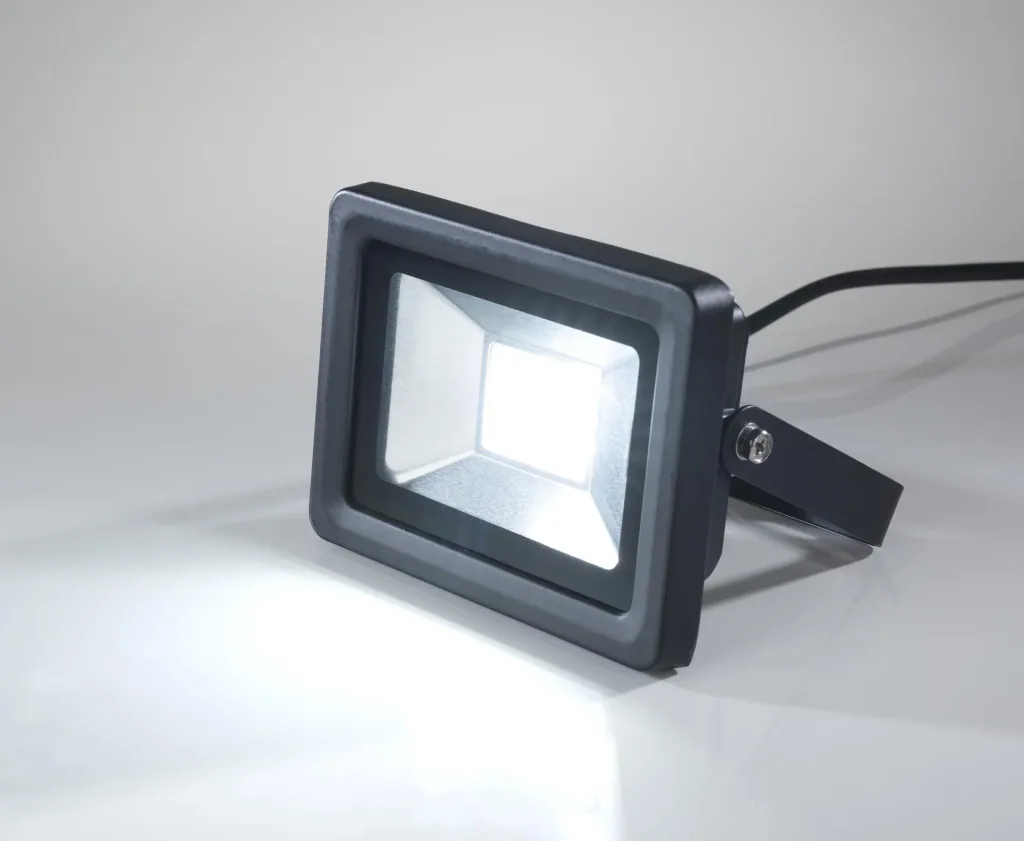 LED Fluter mit Bewegungsmelder, 30 Watt, 2400 Lumen, IP44