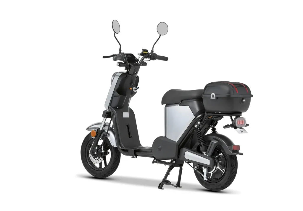 E-Roller "Messina" 45 km/h silber - Sparsam - Effizient dank hochwertigem Radnabenmotor und Lithium-Akku
