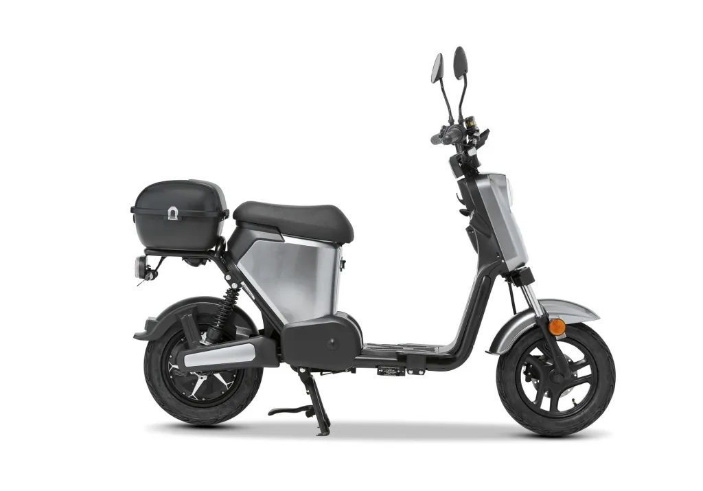 E-Roller "Messina" 45 km/h silber - Sparsam - Effizient dank hochwertigem Radnabenmotor und Lithium-Akku