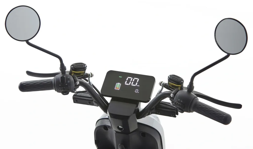 E-Roller "Messina" 45 km/h silber - Sparsam - Effizient dank hochwertigem Radnabenmotor und Lithium-Akku