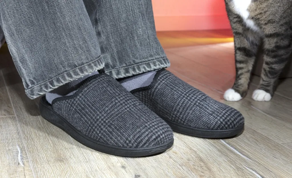 Pantoffel, Farbe grau kariert, Gr.40
