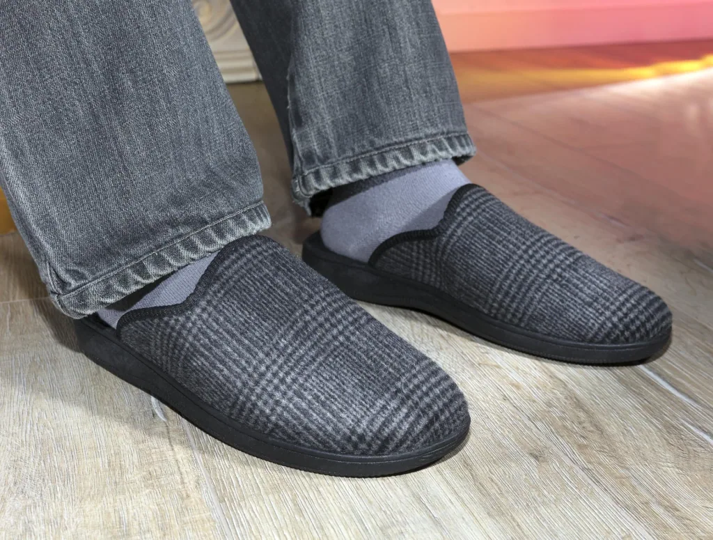 Pantoffel, Farbe grau kariert, Gr.40