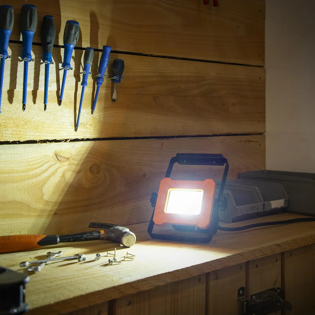 LED Arbeitsleuchte mit Bügel, 1000 Lumen, IP65