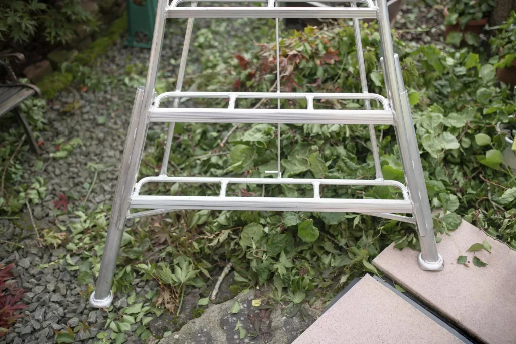 Niwaki Dreibein-Gartenleiter 3-Holm 140×267,5×361 cm Aluminium Silber – höhenverstellbares Standbein
