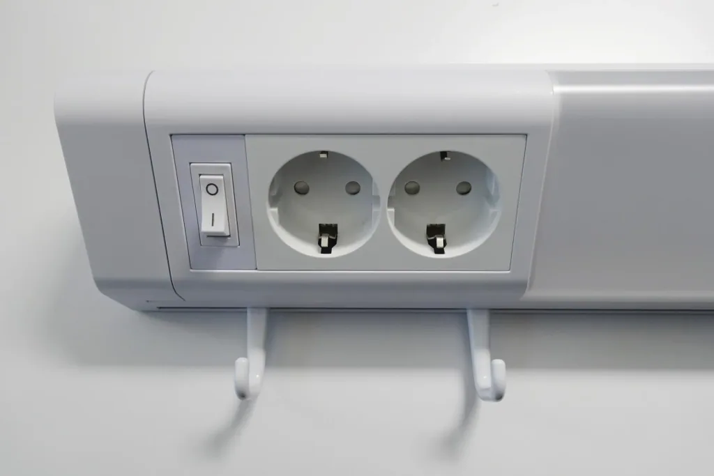 LED Unterbauleuchte in weiß mit 2 Steckdosen, 501mm