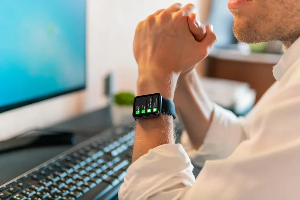 Smartwatch mit Überwachung der Körpertemperatur, der Herzfrequenz und Schlafaktivität