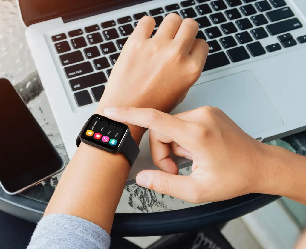 Smartwatch mit Überwachung der Körpertemperatur, der Herzfrequenz und Schlafaktivität