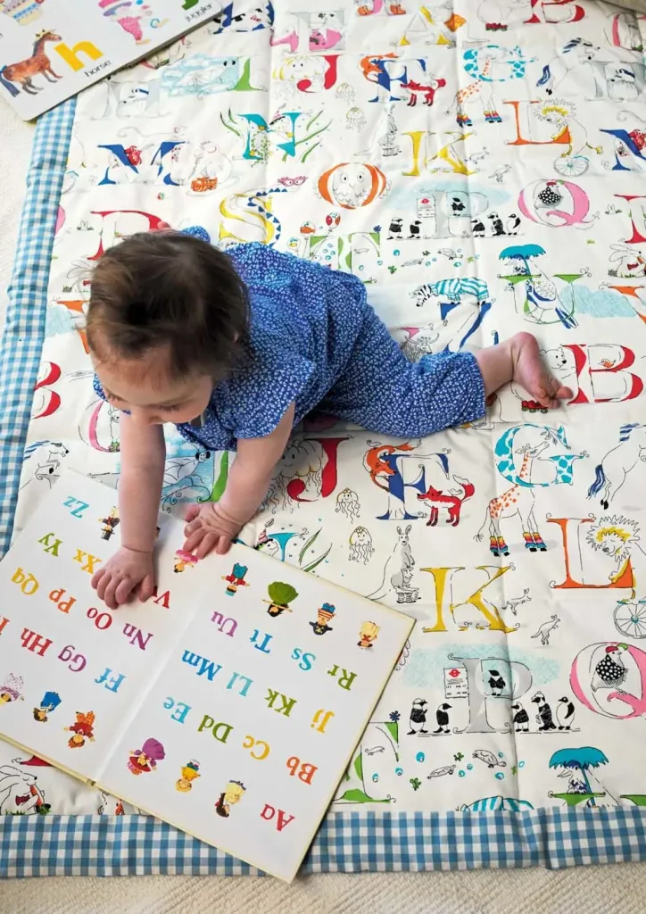 Little Sanderson Abracazoo Motivstoff Alphabet bestickt creme Rainbow