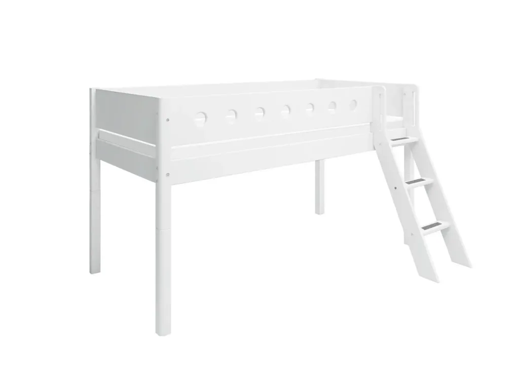 FLEXA Halbhohes Hochbett, Kinderbett mit Schrägleiter - MDF und Kiefer, 90x200 cm, Absturzsicherung, Farbe: weiss