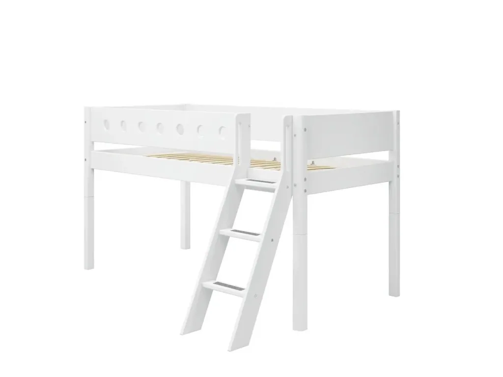 FLEXA Halbhohes Hochbett, Kinderbett mit Schrägleiter - MDF und Kiefer, 90x200 cm, Absturzsicherung, Farbe: weiss