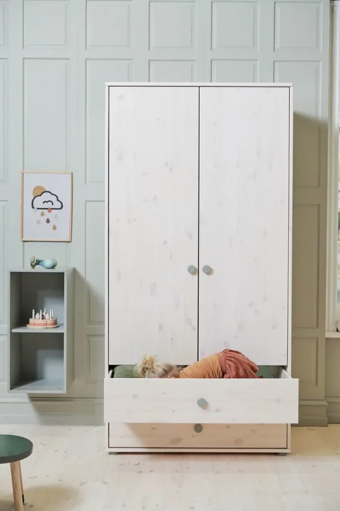 Flexa Kleiderschrank - Classic, mit 2 Türen und 2 Schubladen, 101,3x202,5 cm, Farbe: Weiß gekalkt / Weiß gekalkt / Naturgrün