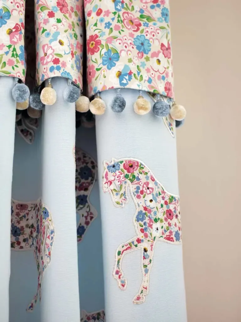 Little Sanderson Abracazoo Motivstoff appliziert Pferde hellblau