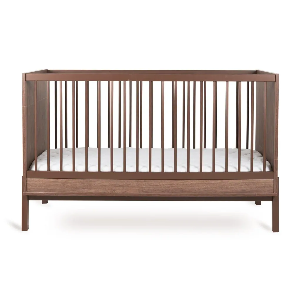 Quax Ashi Babybett 140x70 cm – Mitwachsendes Gitterbett mit Umbau zum Juniorbett | Höhenverstellbares Kinderbett aus Massivholz, Farbe: Kastanie