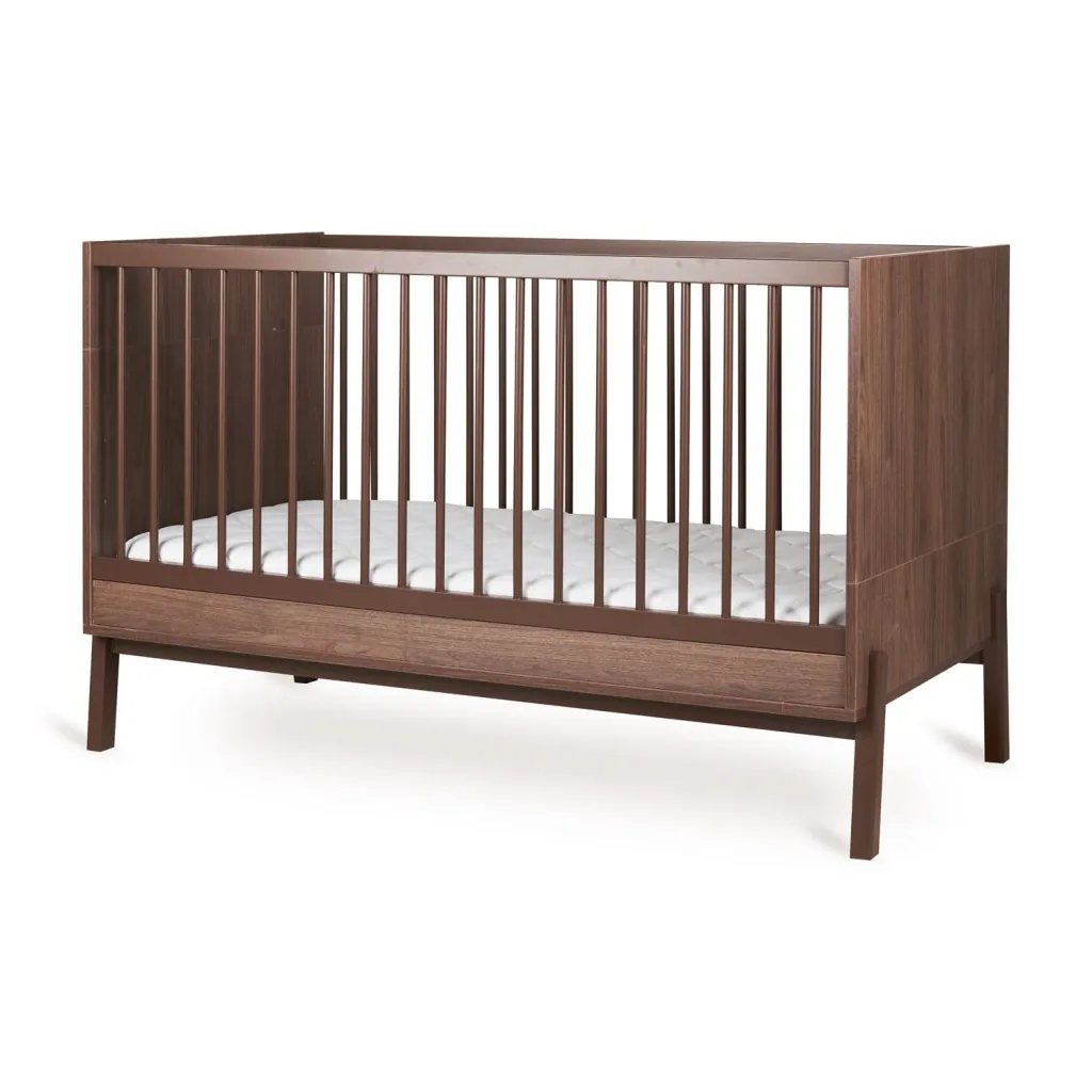 Quax Ashi Babybett 140x70 cm – Mitwachsendes Gitterbett mit Umbau zum Juniorbett | Höhenverstellbares Kinderbett aus Massivholz, Farbe: Kastanie