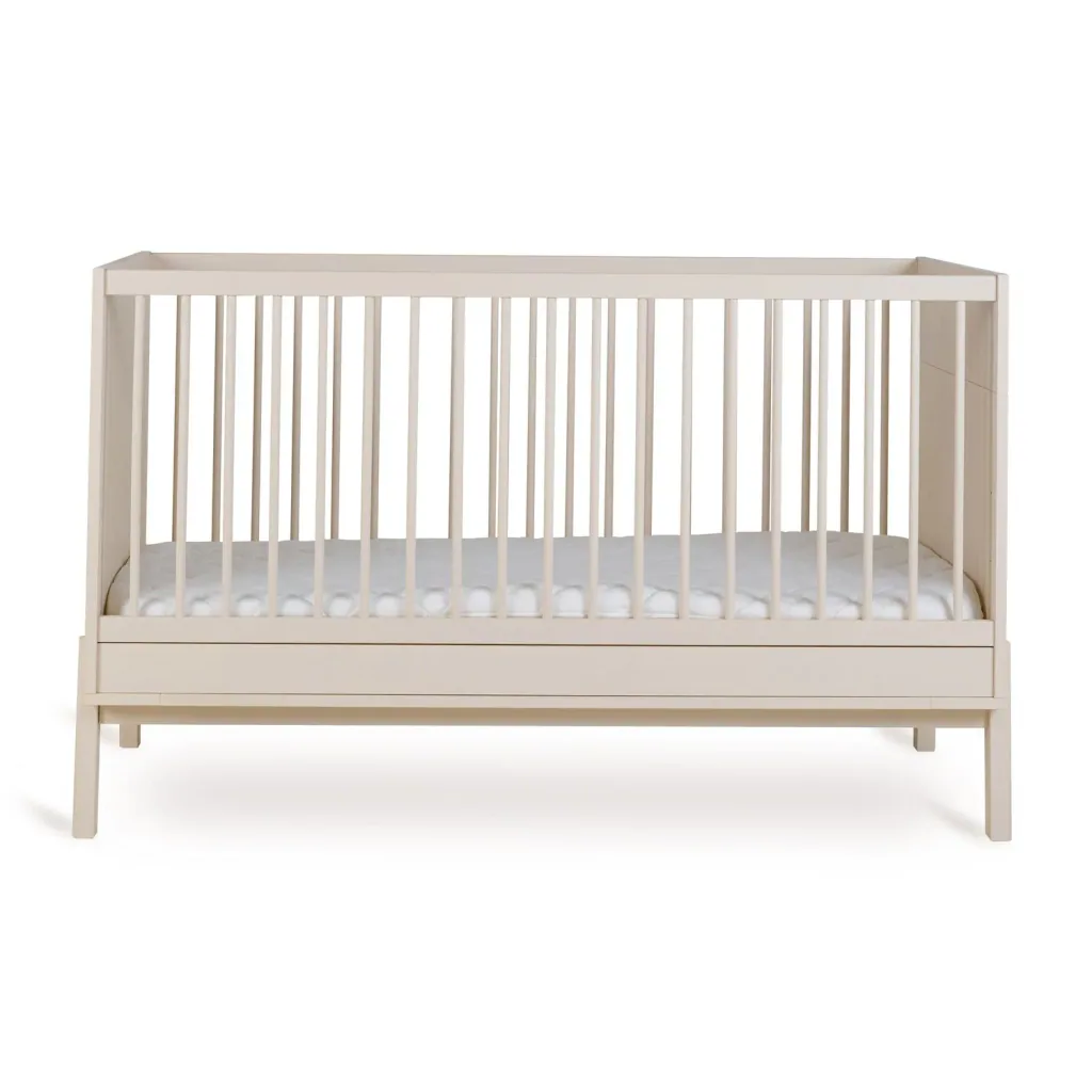 Quax Ashi Babybett 140x70 cm – Mitwachsendes Gitterbett mit Umbau zum Juniorbett | Höhenverstellbares Kinderbett aus Massivholz, Farbe: Ton