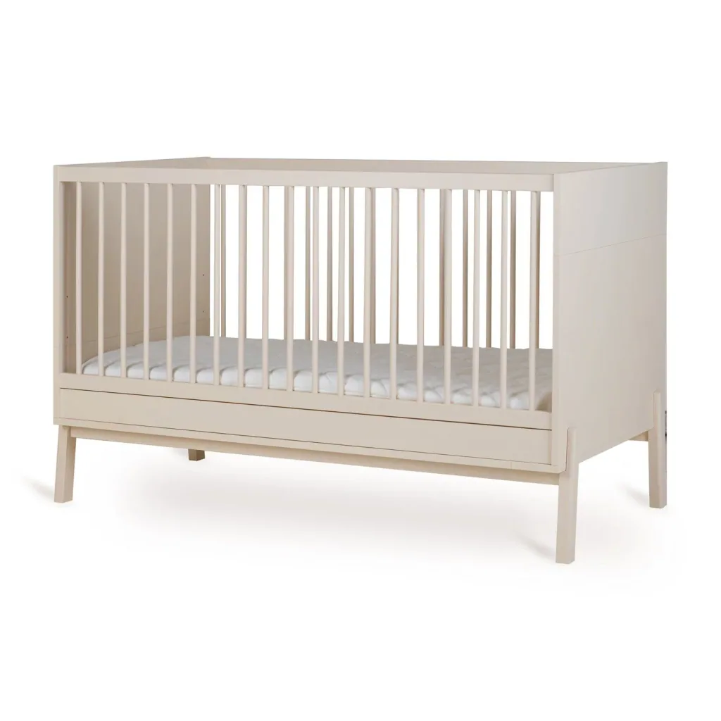 Quax Ashi Babybett 140x70 cm – Mitwachsendes Gitterbett mit Umbau zum Juniorbett | Höhenverstellbares Kinderbett aus Massivholz, Farbe: Ton