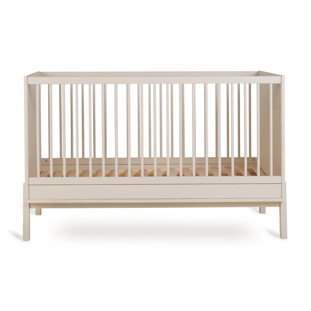 Quax Ashi Babybett 140x70 cm – Mitwachsendes Gitterbett mit Umbau zum Juniorbett | Höhenverstellbares Kinderbett aus Massivholz, Farbe: Ton