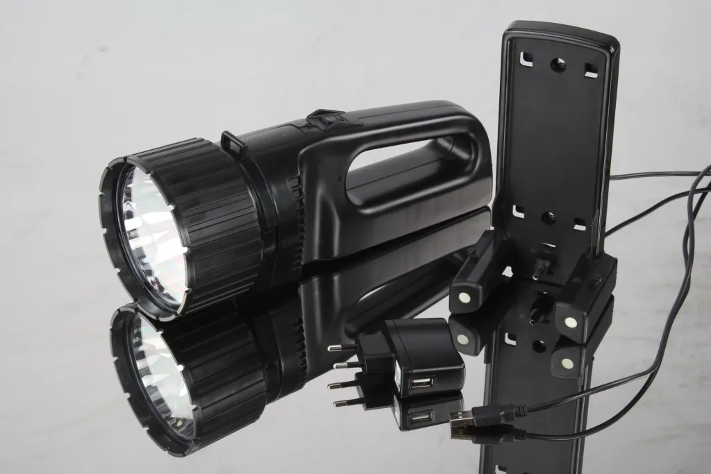 Akku LED Handscheinwerfer mit 5 W Cree LED, 330 Lumen, IP54