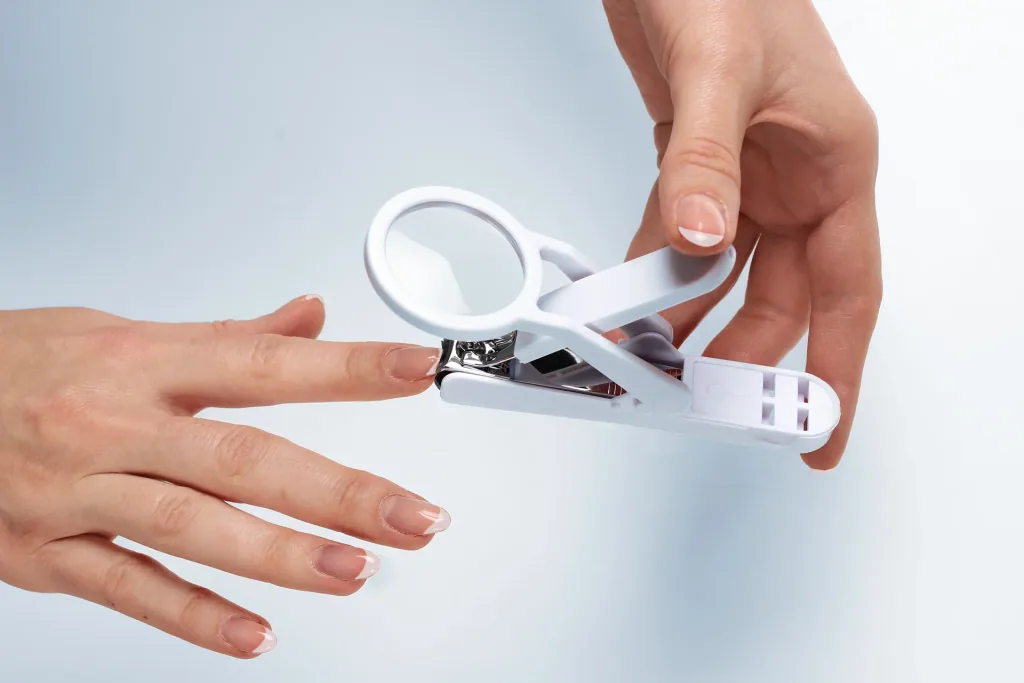 Nagelknipser mit Lupe, weiß