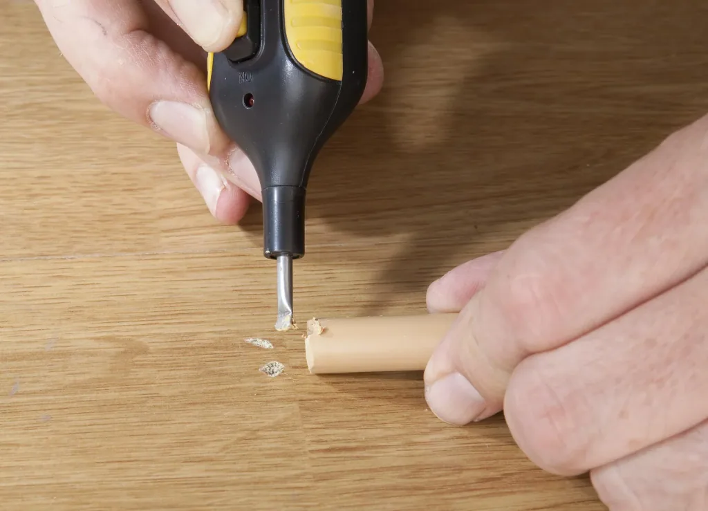 Reparatur-Set für Laminat und Parkett mit 11 Farben Hartwachsstangen