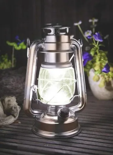 Sturmlaterne aus bronzefarbenem Metall, mit 14 dimmbaren, warmweißen LEDs