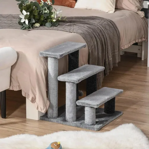 Haustiertreppe mit Kratzsäulen grau