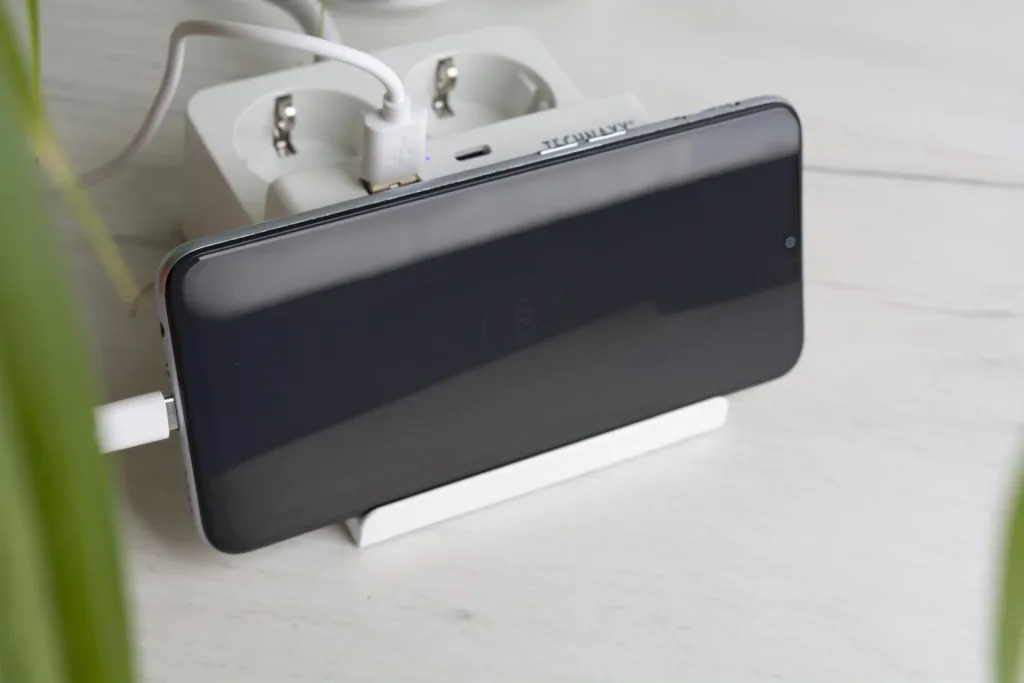 Tischsteckdose mit USB-A und Smartphone Ablage, 2-fach