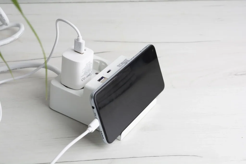 Tischsteckdose mit USB-A und Smartphone Ablage, 2-fach
