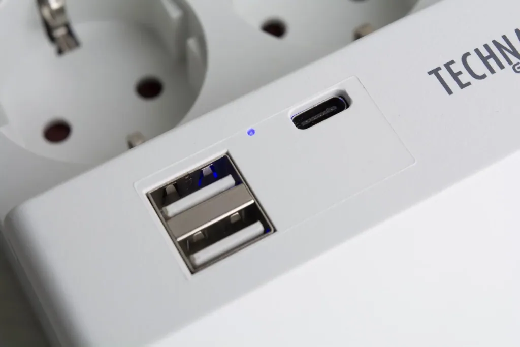 Tischsteckdose mit USB-A und Smartphone Ablage, 2-fach