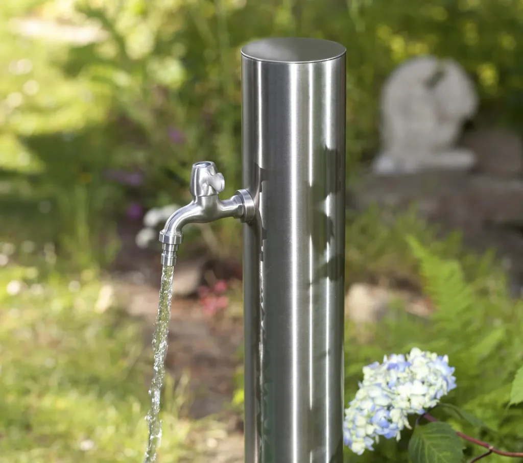 Wasserzapfsäule aus Edelstahl mit 2 Auslaufhähnen + Schutzhülle