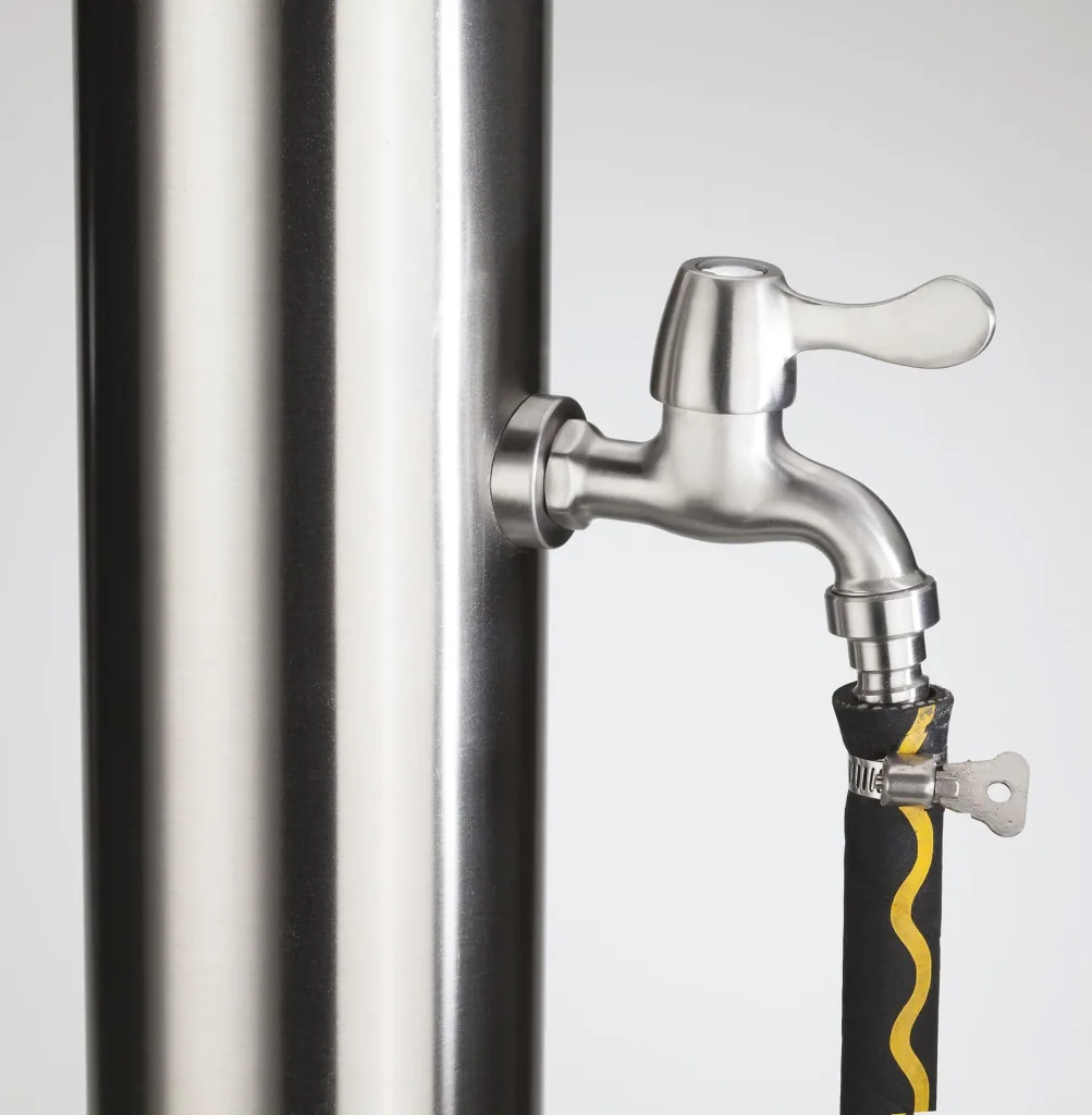 Wasserzapfsäule aus Edelstahl mit 2 Auslaufhähnen + Schutzhülle