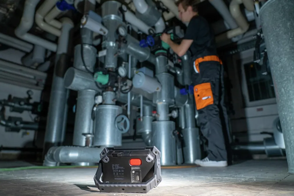 COB-LED Arbeitsleuchte mit Powerbankfunktion, 2800 Lumen, IP64, wiederaufladbar