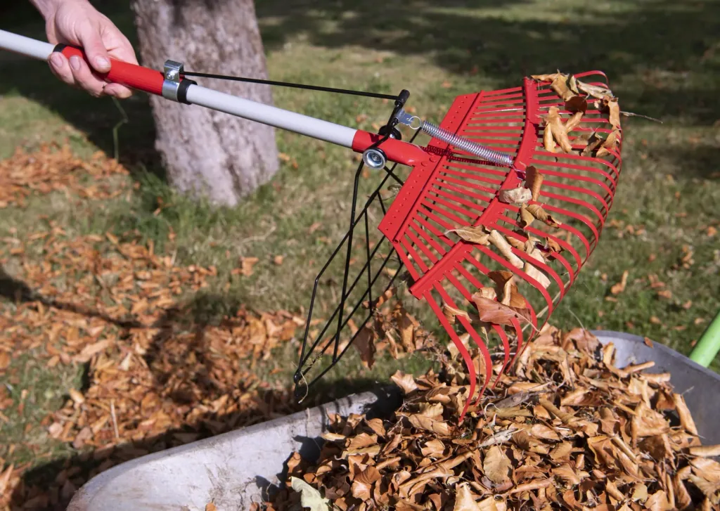 Rasenrechen mit Laubgreifer - teleskopierbar - mit 25 Zinken inklusive Gartensack 140 L