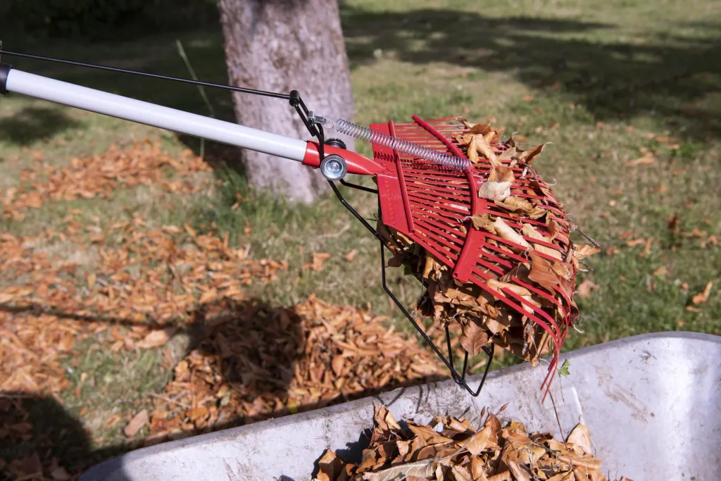 Rasenrechen mit Laubgreifer - teleskopierbar - mit 25 Zinken inklusive Gartensack 140 L
