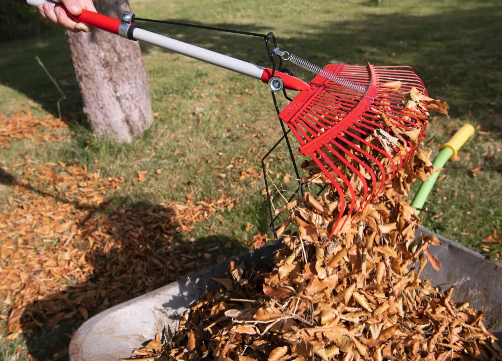 Rasenrechen mit Laubgreifer - teleskopierbar - mit 25 Zinken inklusive Gartensack 140 L