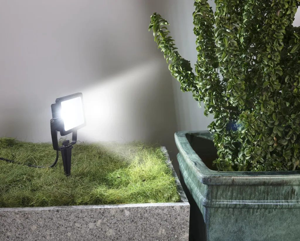 LED Flutlicht mit Erdspieß, 20 Watt