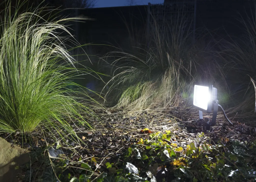 LED Flutlicht mit Erdspieß, 20 Watt