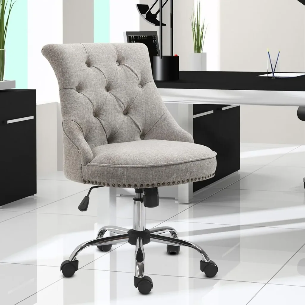 Polsterstuhl mit Chesterfield-Lehne hellgrau
