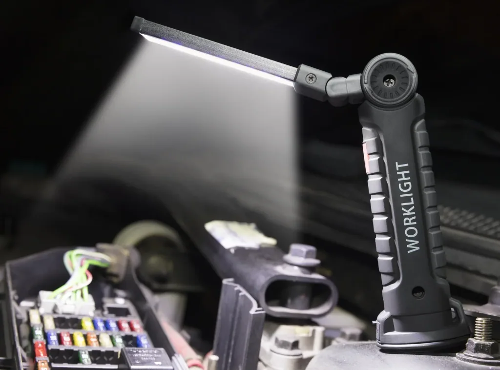 Arbeitslicht samt schwenkbarem Arm, wiederaufladbar