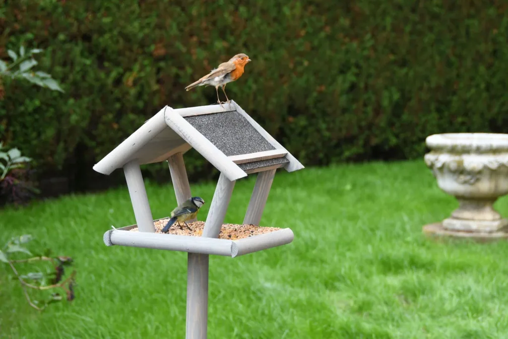 Schweden Vogelfutterhaus auf Ständer schwedengrau lasiert