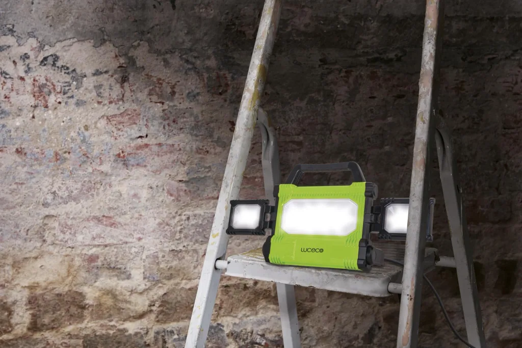 Schwenkbare LED Arbeitsleuchte mit 3 Leuchtflächen, 50 Watt