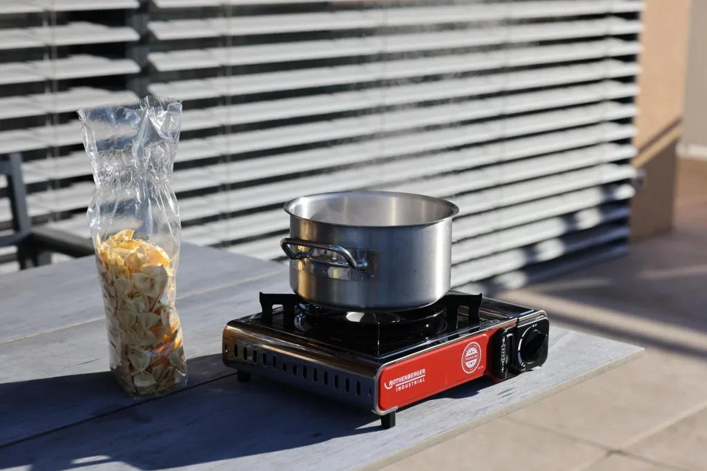 Kompakter Gas-Tischkocher Premium RS 220 mit integriertem Kartuschenfach